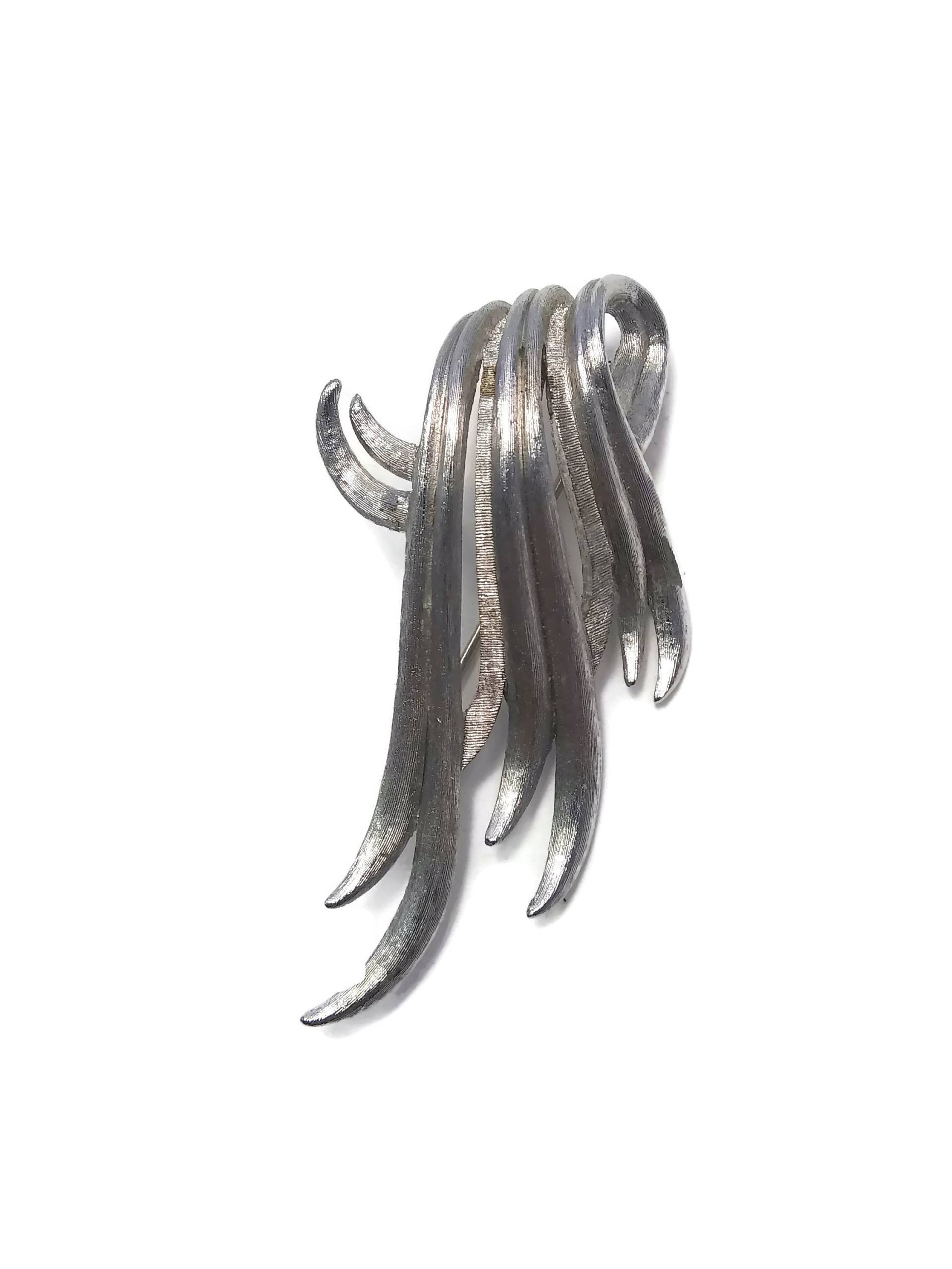 Vintage Monet Silberfarbene Blatt-Brosche Mit Monet-stempelmarke von ADreamersCarnival