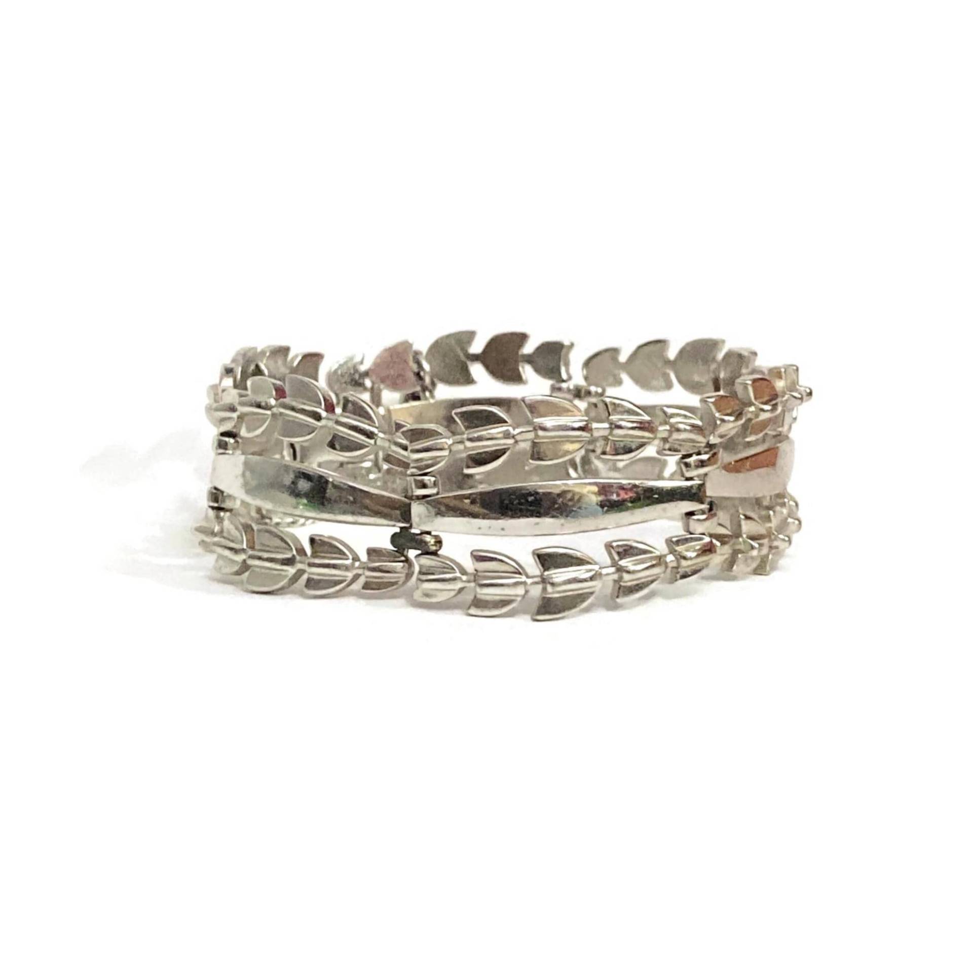 Vintage Monet Silberfarbenes Gliederarmband Mit Scharnierclipverschluss Und Sicherheitskette. Markenzeichen von ADreamersCarnival