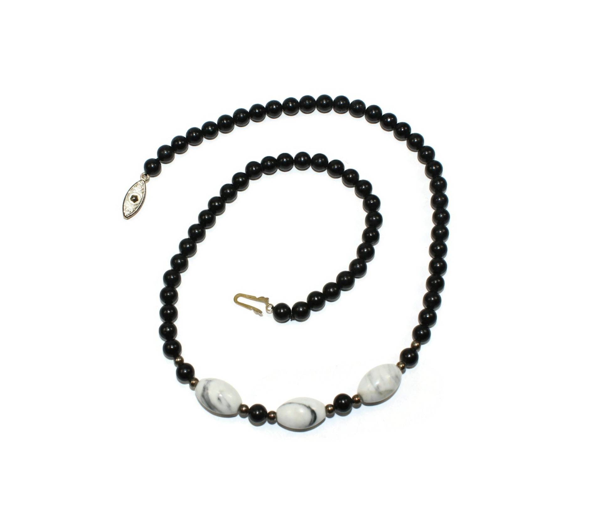 Vintage Onyx Und Marmor Perlen 18-Zoll-Halskette Mit Gold Ton Fishhook Verschluss von ADreamersCarnival