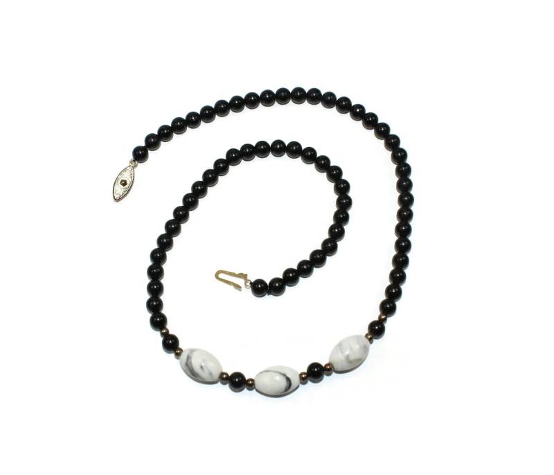 Vintage Onyx Und Marmor Perlen 18-Zoll-Halskette Mit Gold Ton Fishhook Verschluss von ADreamersCarnival