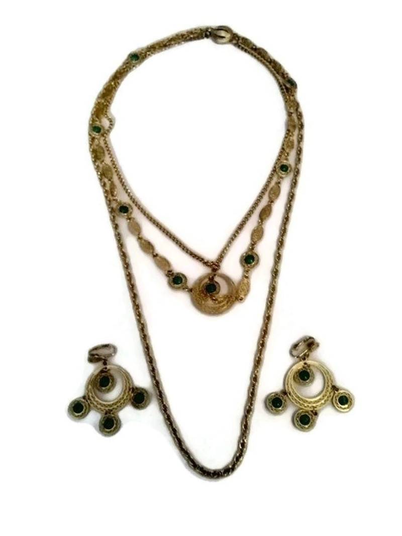 Vintage Set Goldfarbene Ohrringe Und Halskette. 3 Reihen Halskette Mit Kastenverschluss. Passende Ohrclips. Filigran Malachit von ADreamersCarnival