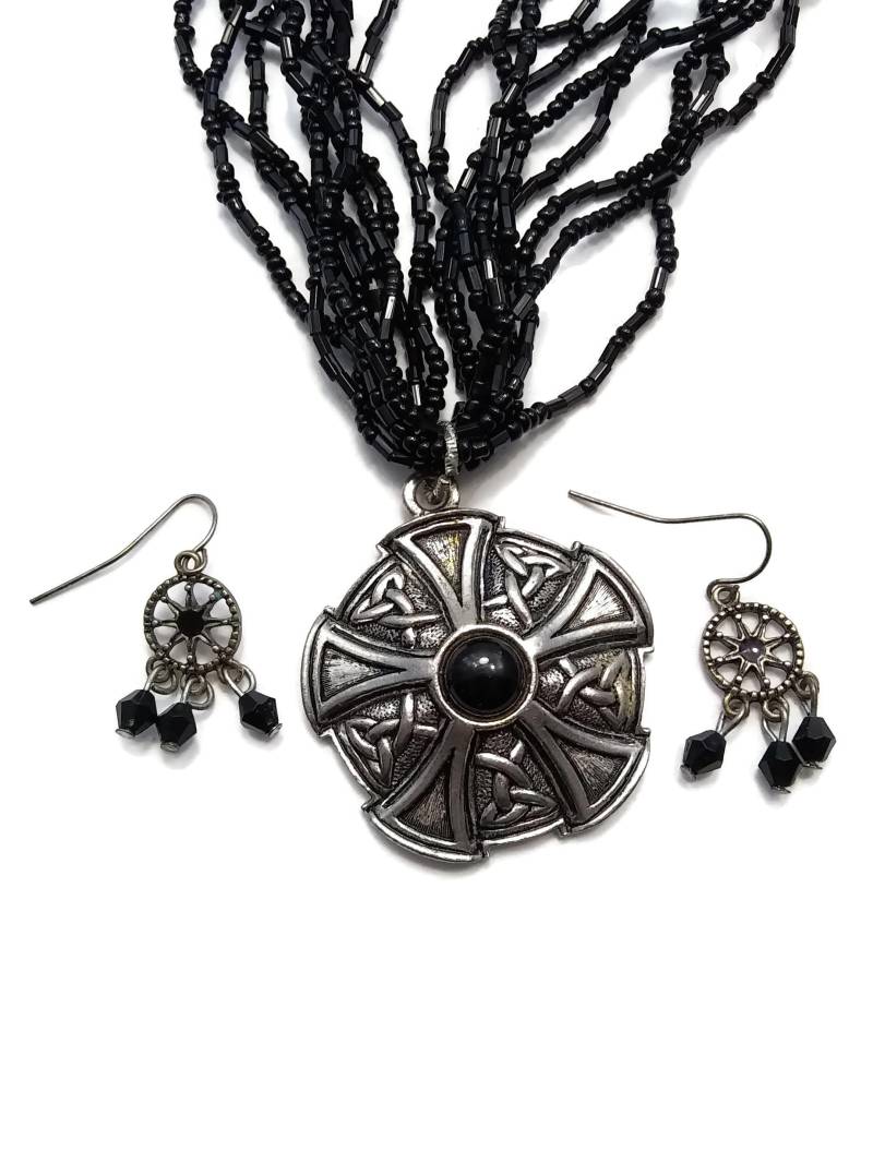 Vintage Silber Ton, Schwarzes Acryl Und Glas Schmuck Set. Das Set Beinhaltet Einen Anhänger Auf Einem 8 Strang Perlenkette & Ohrringe von ADreamersCarnival