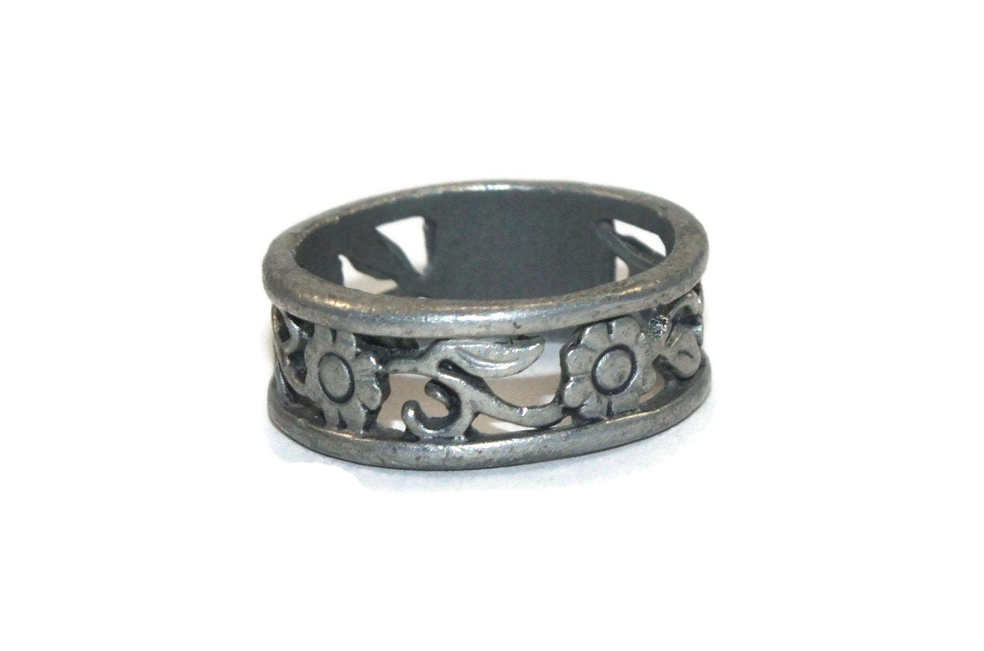 Vintage Silber Ton Cut Out Blumenmuster Größe 8 Zinn Ring von ADreamersCarnival