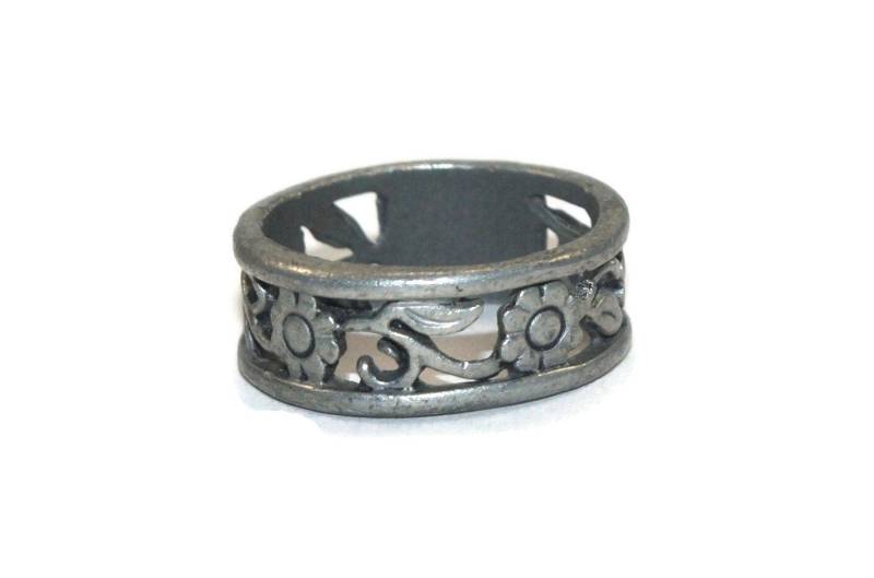 Vintage Silber Ton Cut Out Blumenmuster Größe 8 Zinn Ring von ADreamersCarnival