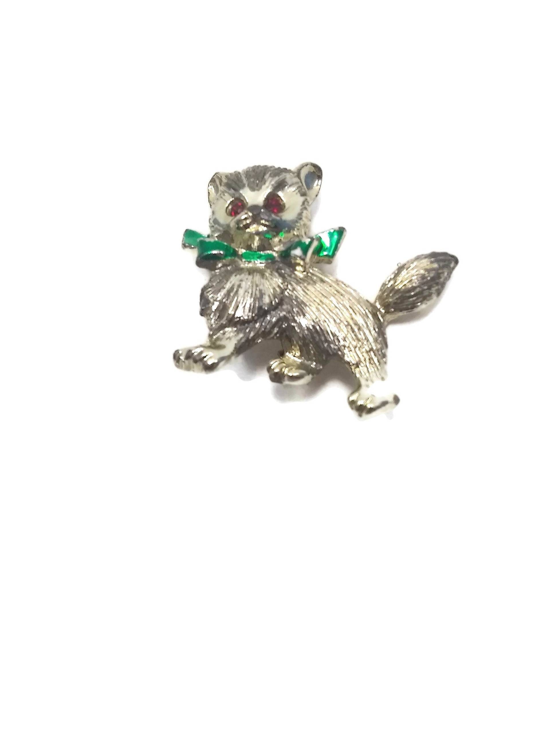Vintage Silber Ton Katzenbrosche Mit Roten Strass Augen Und Grüner Emaille Schleife von ADreamersCarnival