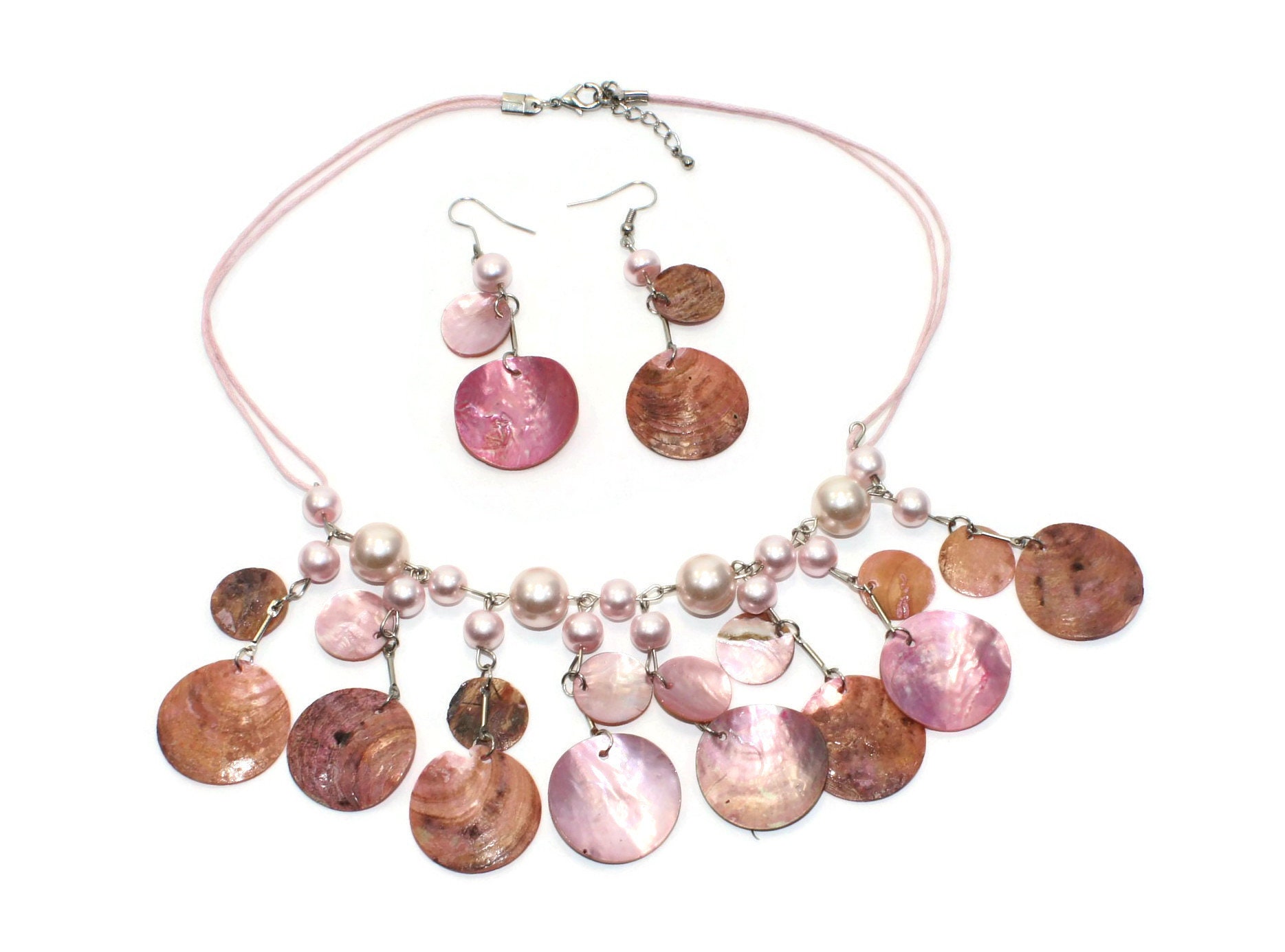 Vintage Silber Ton Rosa Perlmutt Und Faux Perlen Schmuck Set Mit 18-Zoll-Halskette Passende Ohrringe Baumeln von ADreamersCarnival