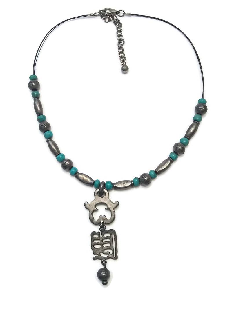 Vintage Silber Ton Und Türkis Perlen Anhänger 18-Zoll-Halskette Mit Karabinerverschluss. Asiatisch Inspirierte Symbole Design von ADreamersCarnival