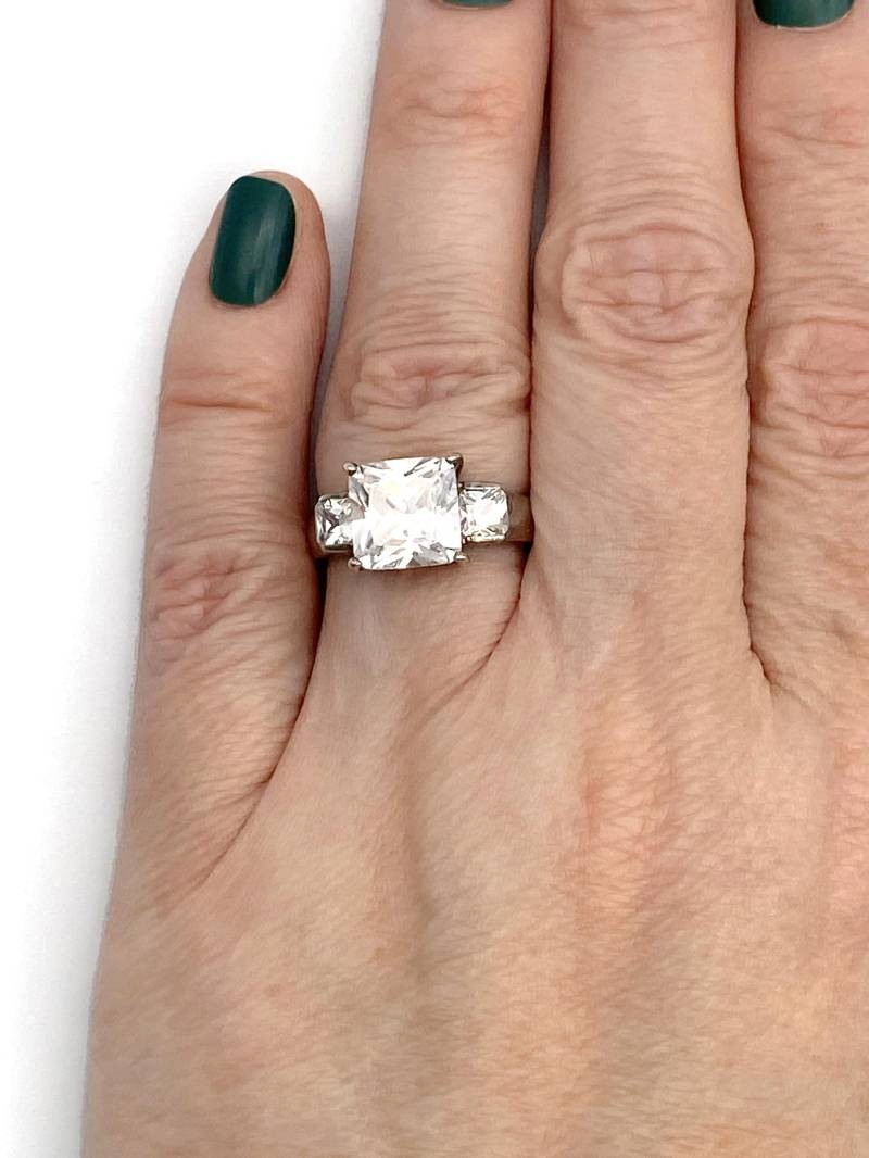 Vintage Verlobungsring Aus Sterlingsilber Und Princess Cut Zirkonia. Größe 7 1/4 von ADreamersCarnival