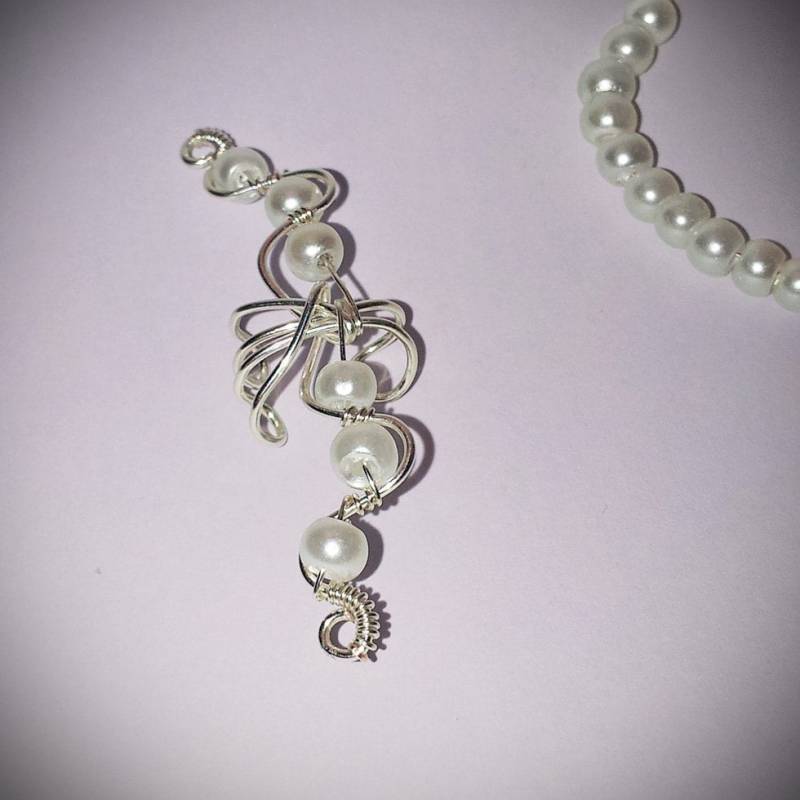 Silber Statement Ohrmanschette Weiße Perlen Elegante Einzigartige Handmade Braut Brautjungfern Night Out von AEHandmadeJewellery