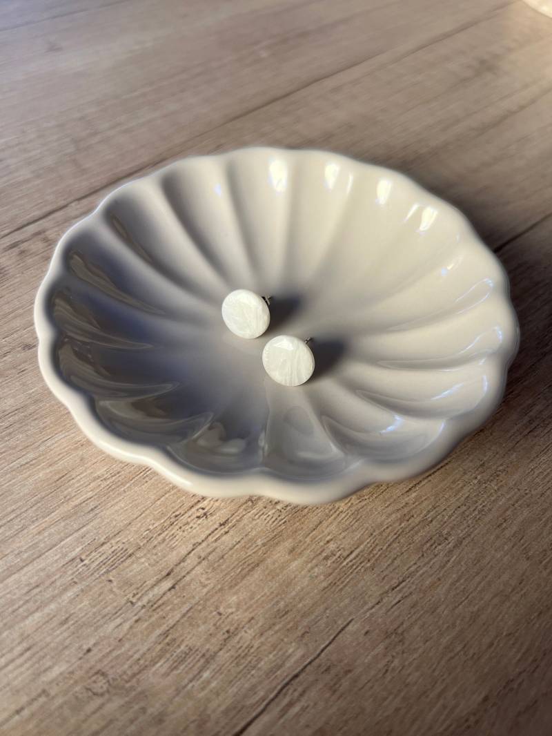 White Stardust. Schimmernde, Cremefarbene Ohrstecker Aus Polymer Clay Und Edelstahl von AENNAStudioDE