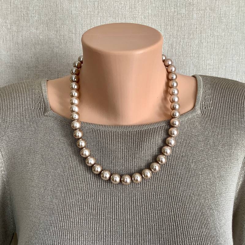 Chunky Hell Beige Perlenkette Boho Blattverschluss, 45 cm von AERJewelryDesign