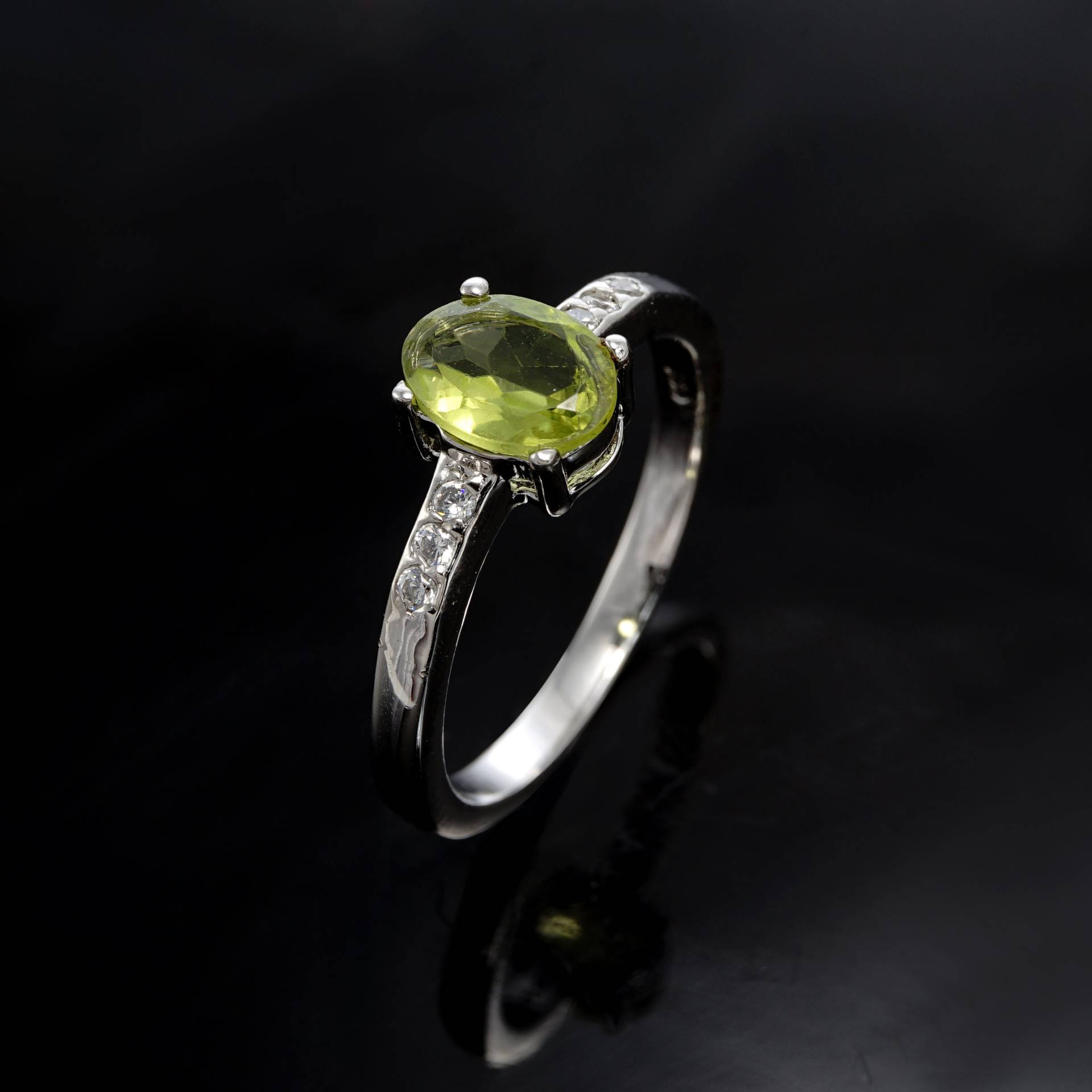 Natürliche Peridot Ring-Oval Cut-Peridot Verlobungsring-Frauen Ring-August Birthstone-sterling Silber Ring von AFGEMSNJEWELLERY