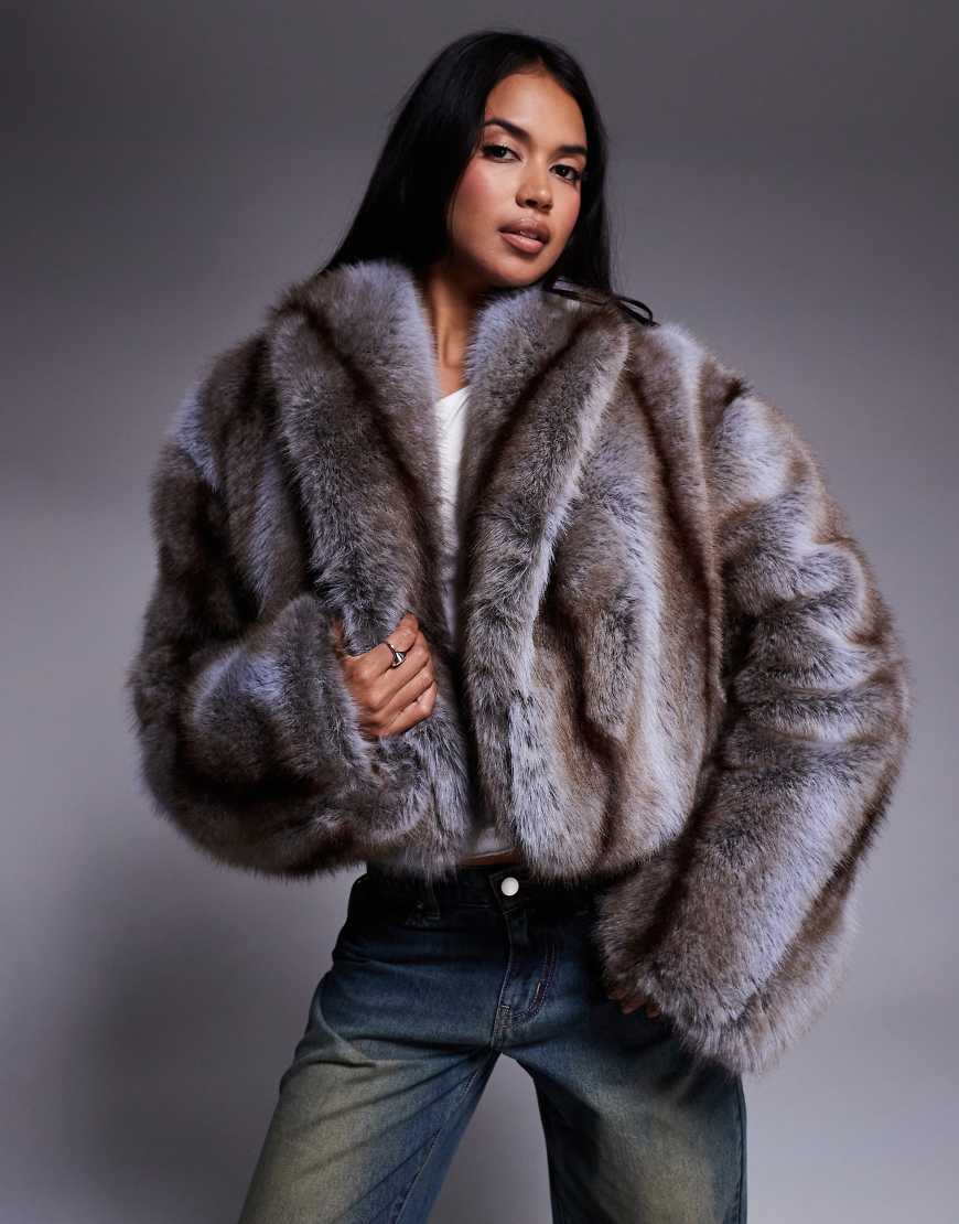 AFRM - Cropped Kunstpelz-Jacke in gestreiftem Braun-Brown von AFRM