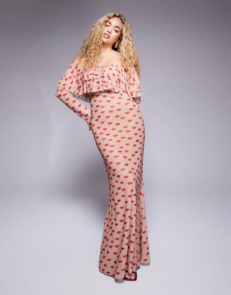 AFRM - Dahlia - Schulterfreies Maxikleid in Mandelfarbe mit Rüschen und Kuss-Print-Bunt von AFRM