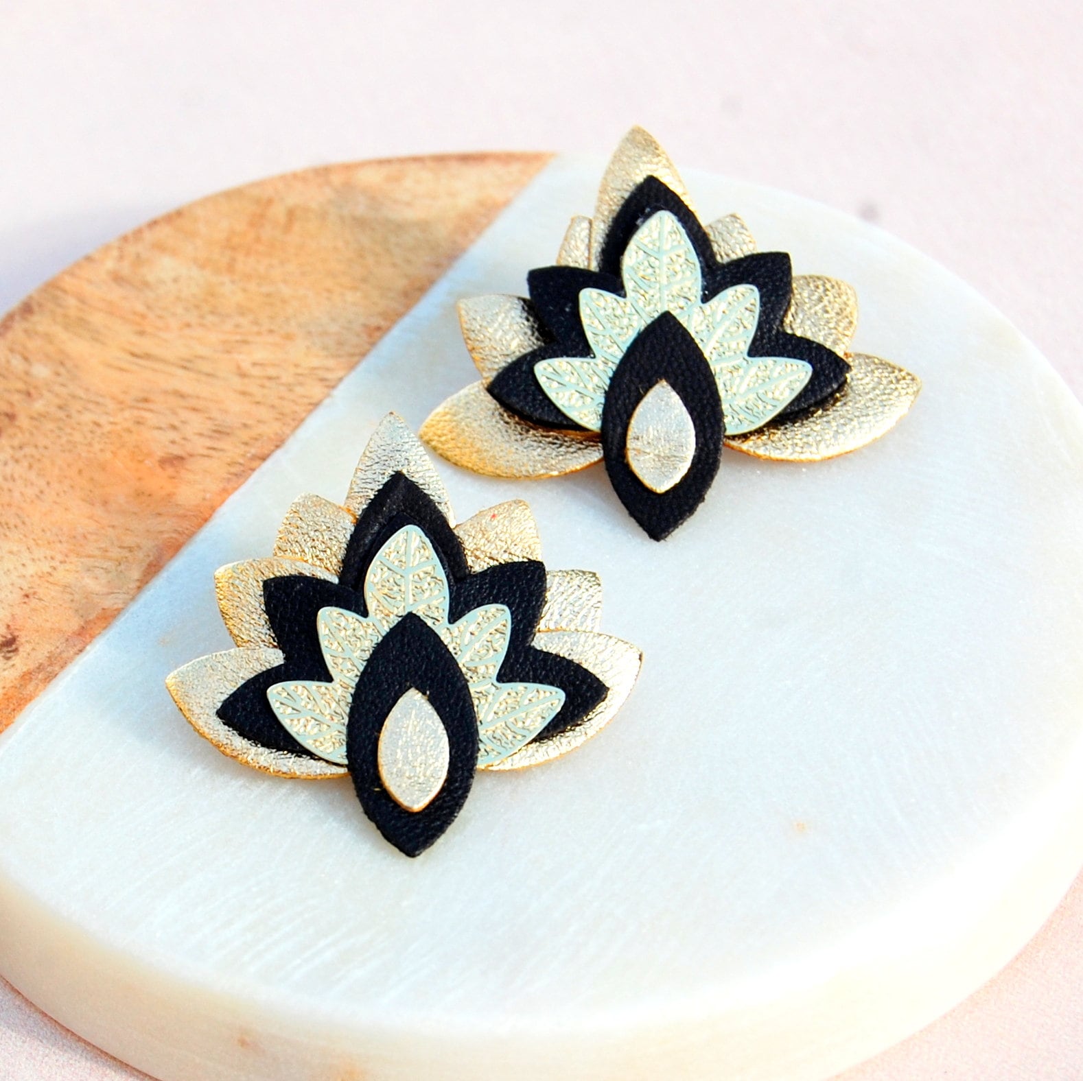 Apsara Lederbrosche Aus Schwarzem Und Goldenem Leder. Art Deco Brosche - Damenschmuck Weihnachtsgeschenke Agatiz von AGATIZ