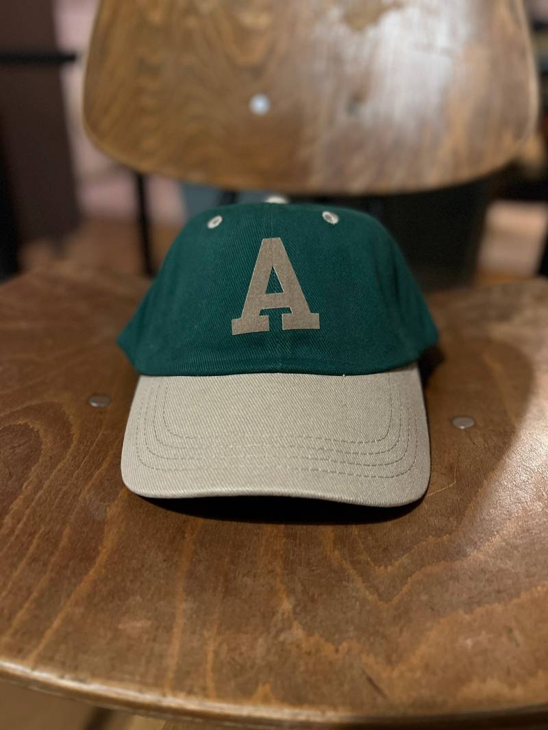 A G E D „Varsitiy" 6 Panel Dad Hat Grün Beige Low Profile Cap A G E D „Varsitiy" 6 Panel Dad Hat Grün Beige Low Profile Cap von AGEDvntg