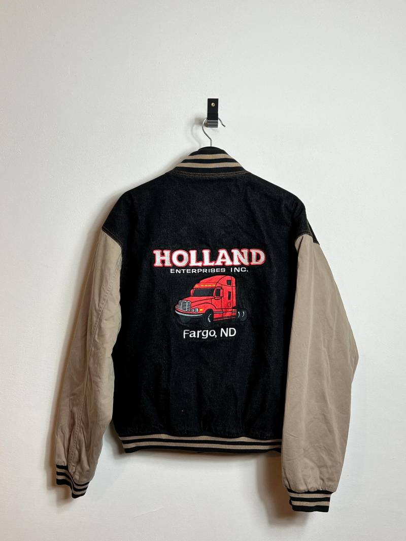 Trucker Varsity Jacket M Black Denim Fargo Holland Enterprises Inc Trucker Varsity Jacket M Black Denim Fargo Holland Enterprises Inc von AGEDvntg