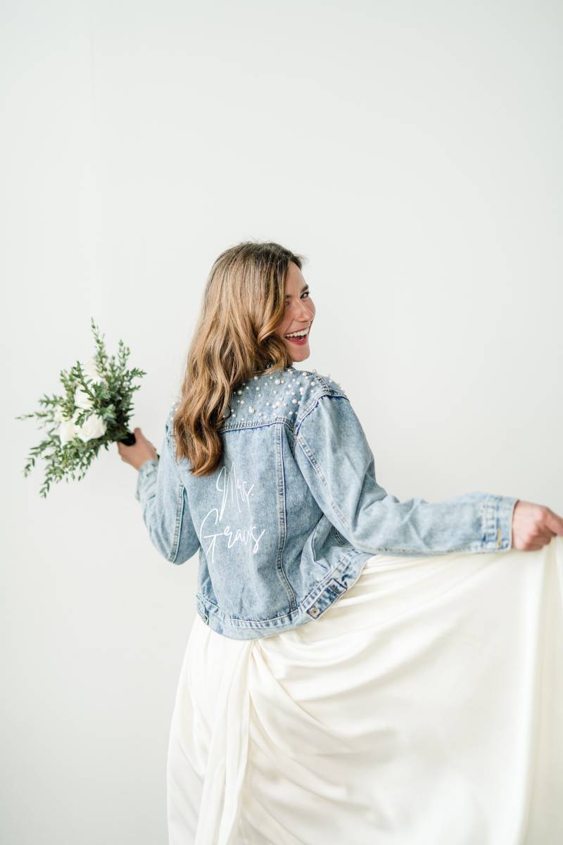 Perle Mrs. Denim Jacke/Personalisierte Denimjacke Flitterwochen Jacket Für Hochzeitsgeschenk Mit von AGMWEDDINGS