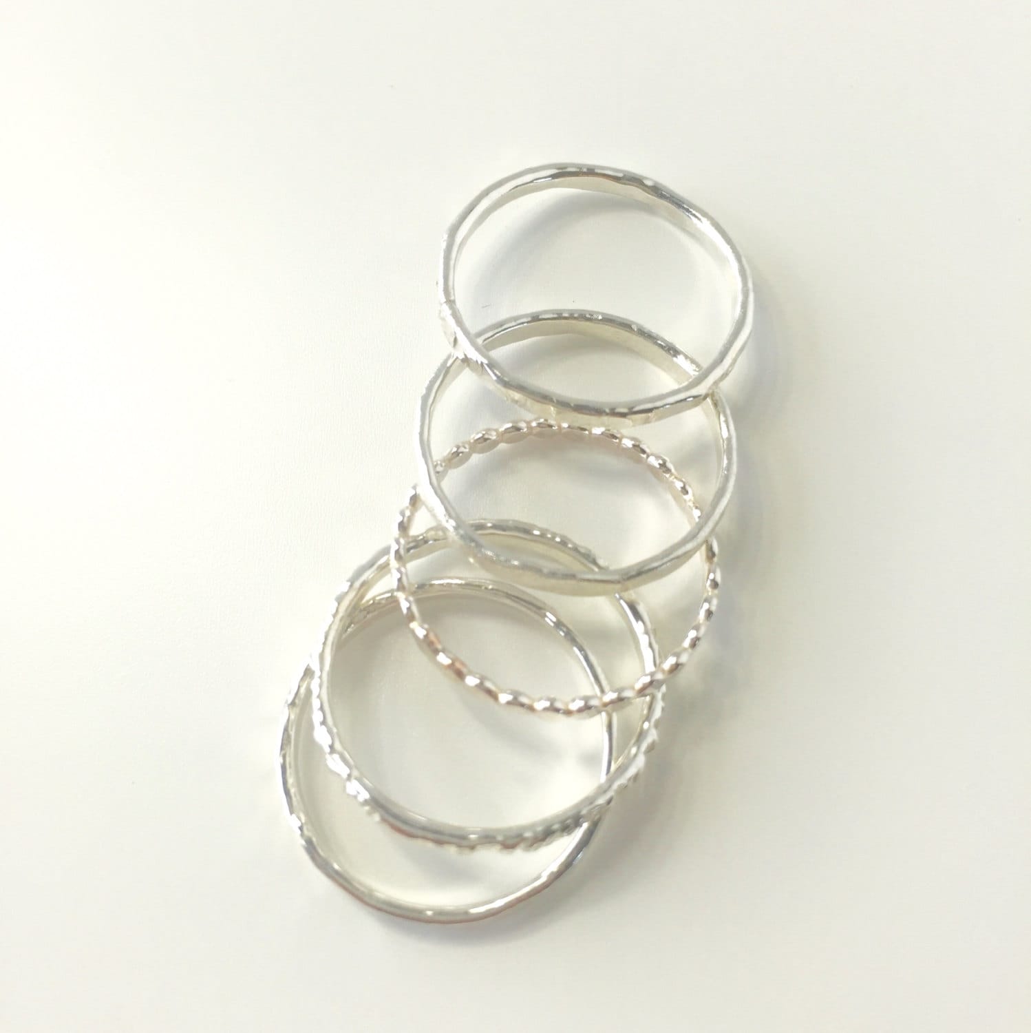 Handgefertigte Argentium Silber Gehämmerte Stapelringe Handgefertigte Argentium Silber Gehämmerte Stapelringe von AGOSTUDIO