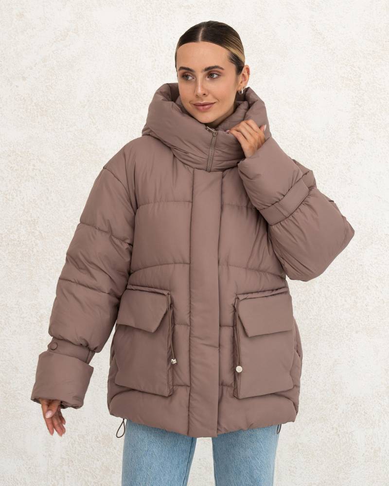 Oversize Pufferjacke Mit Großen Taschen in Beige, Damen Winterjacke Hoher Kapuze, Warme Kunstdaunen Füllung von AGmodeShop