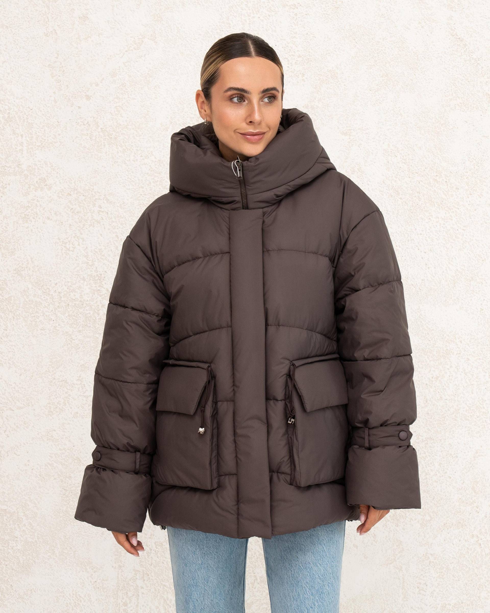 Oversize Pufferjacke Mit Großen Taschen in Schokolade, Damen Winterjacke Hoher Kapuze, Warme Kunstdaunen Füllung von AGmodeShop
