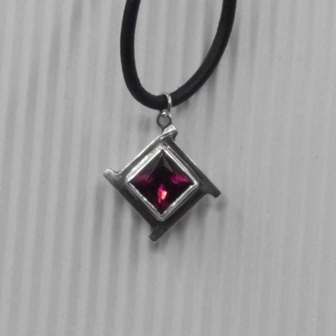 Rhodolith Anhänger Silber Mit Lederband Rhodolith Anhänger Silber Mit Lederband von AGsEdelsteinschmiede