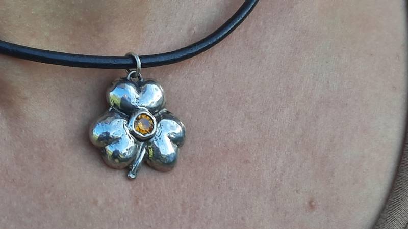 Shamrock Ziseliert Mit Cz Und Lederband von AGsEdelsteinschmiede