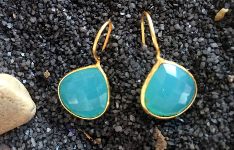 Blaue Chalcedon Teardrop Ohrringe 18K Gold Filled Bezel Set von AHAAVI