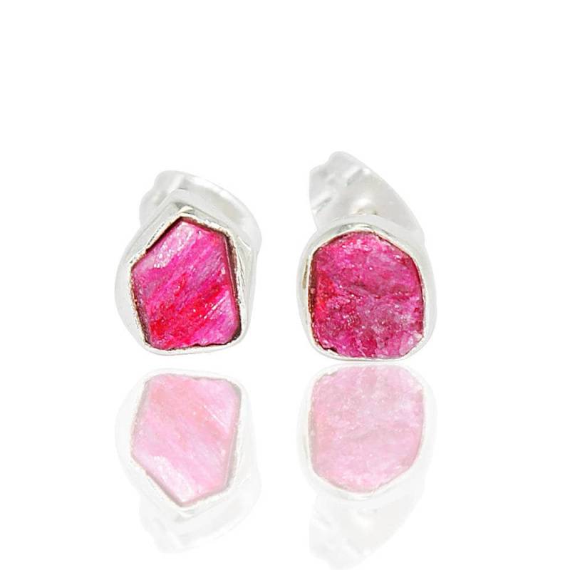 Rohe Rubin Ohrstecker Silber Lünette, Juli Geburtsstein von AHAAVI