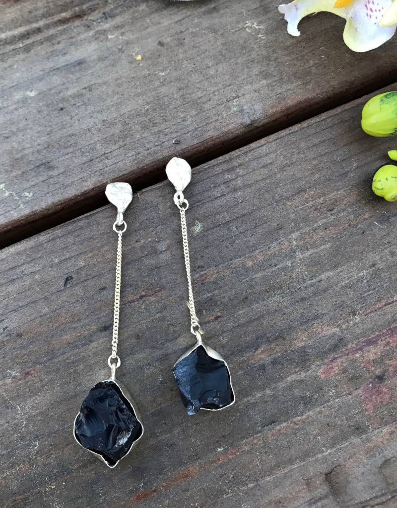 Schwarzer Onyx Ohrringe Versilbertes Set, Moderner Schmuck von AHAAVI