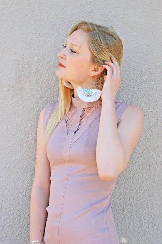 Weisse Quastenohrringe Gehämmert Silberohrringe Im Boho Stil von AHAAVI