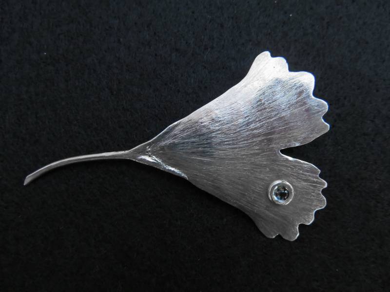 Brosche "Ginkgoblatt Mit Aquamarin' von AHASschmuckdesign