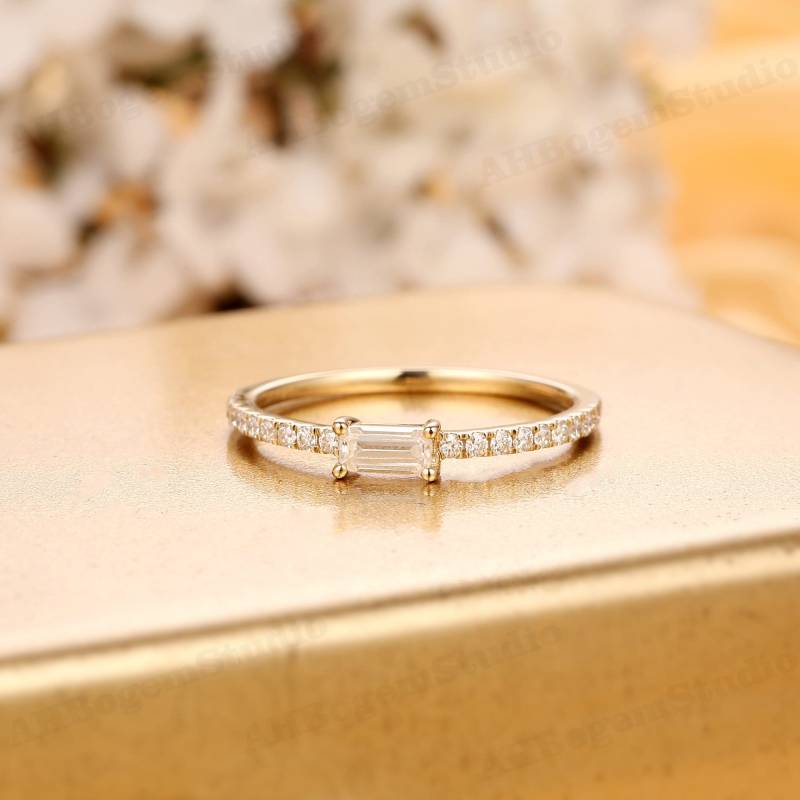 0, 4 Karat Smaragdschliff F Farbe Moissanit Center, 14K Gelbgold, Moissanite Akzente Seitenstein Verlobungsring, Fantasy Ehering | R0764 von AHBogemStudio