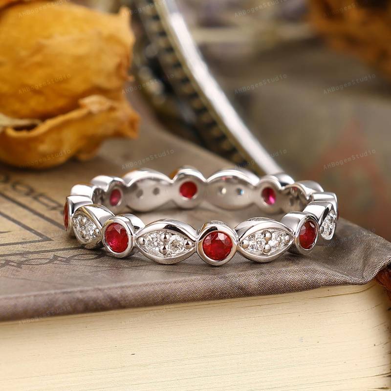 0.55Ctw Runder Rubinring, 14K Massivgold Lünette Band, Natürliche Diamanten Akzente Verlobungsring, Rubinband, Art-Deco-Jubiläumsring Für Frauen von AHBogemStudio