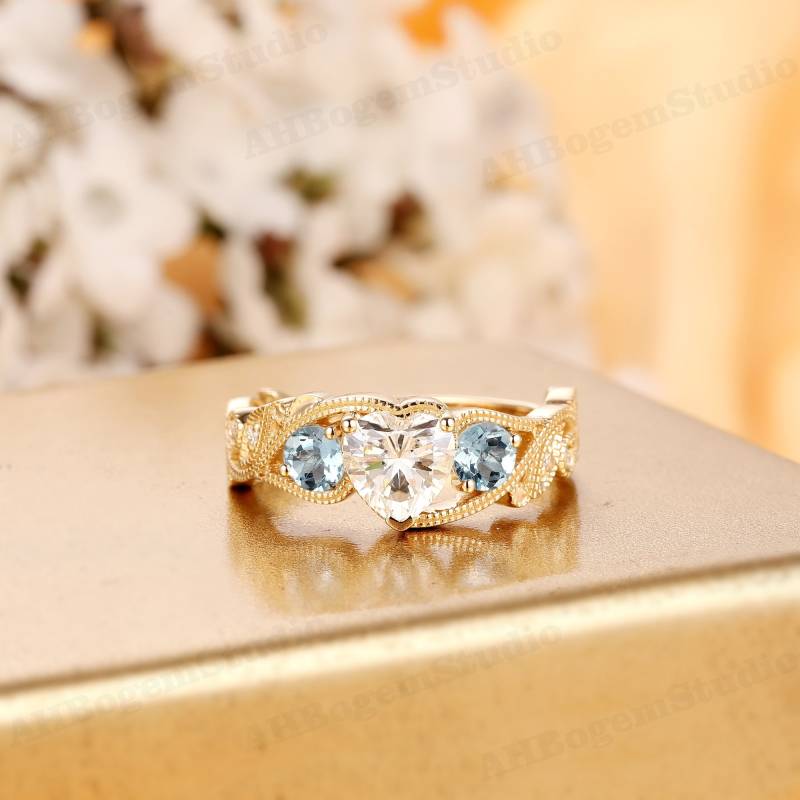 1.0Ct Herzform F Farbe Moissanite Center, 14K Gelbgold, Verlobungsring Mit Drei Steinen Stil, Ehering, Jubiläumsring | R0813 von AHBogemStudio