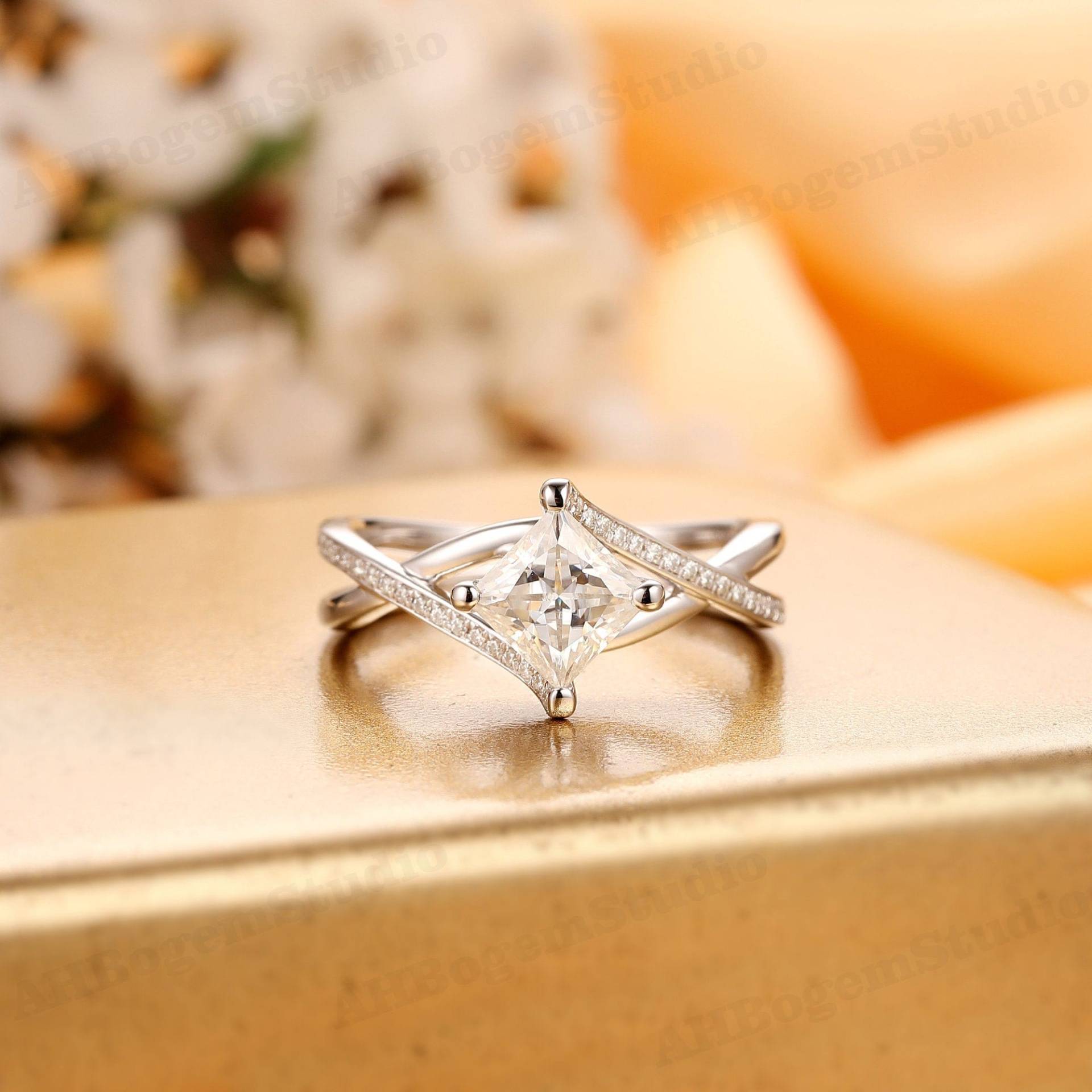 Neue 1.0Ct Princess Cut Brilliant White Moissanit Center, 14K 585 Massiv Weissgold, Cross Twist Schaft Stil Verlobungsring, Jubiläumsring von AHBogemStudio