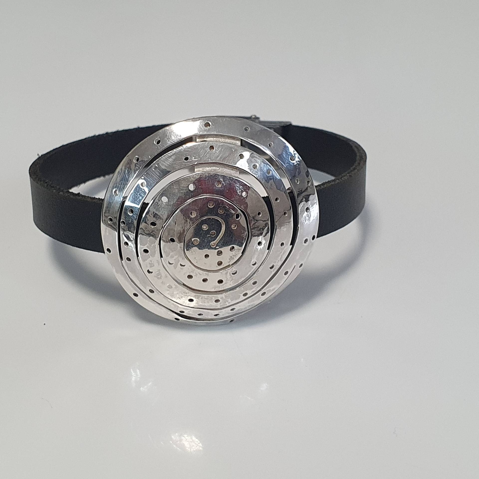 Armband Aus Leder Mit Silbernem Anhänger, Runder Silberanhänger Fürs Handgelenk von AHeinzeGoldschmiedin