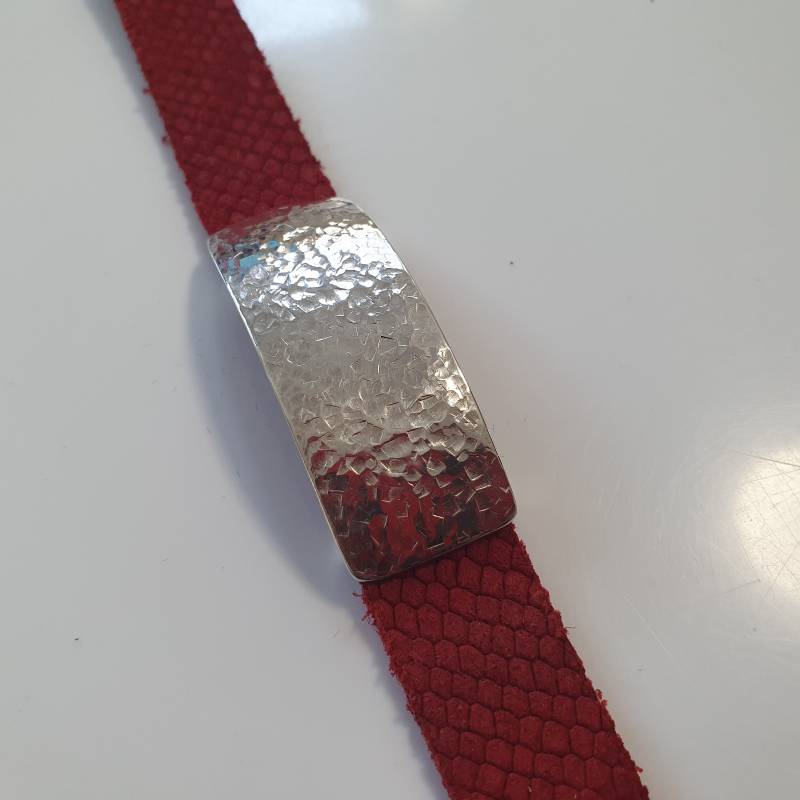Armband Mit Rotem Leder Und Silberplatte in Hammerschlag, Lederarmband von AHeinzeGoldschmiedin
