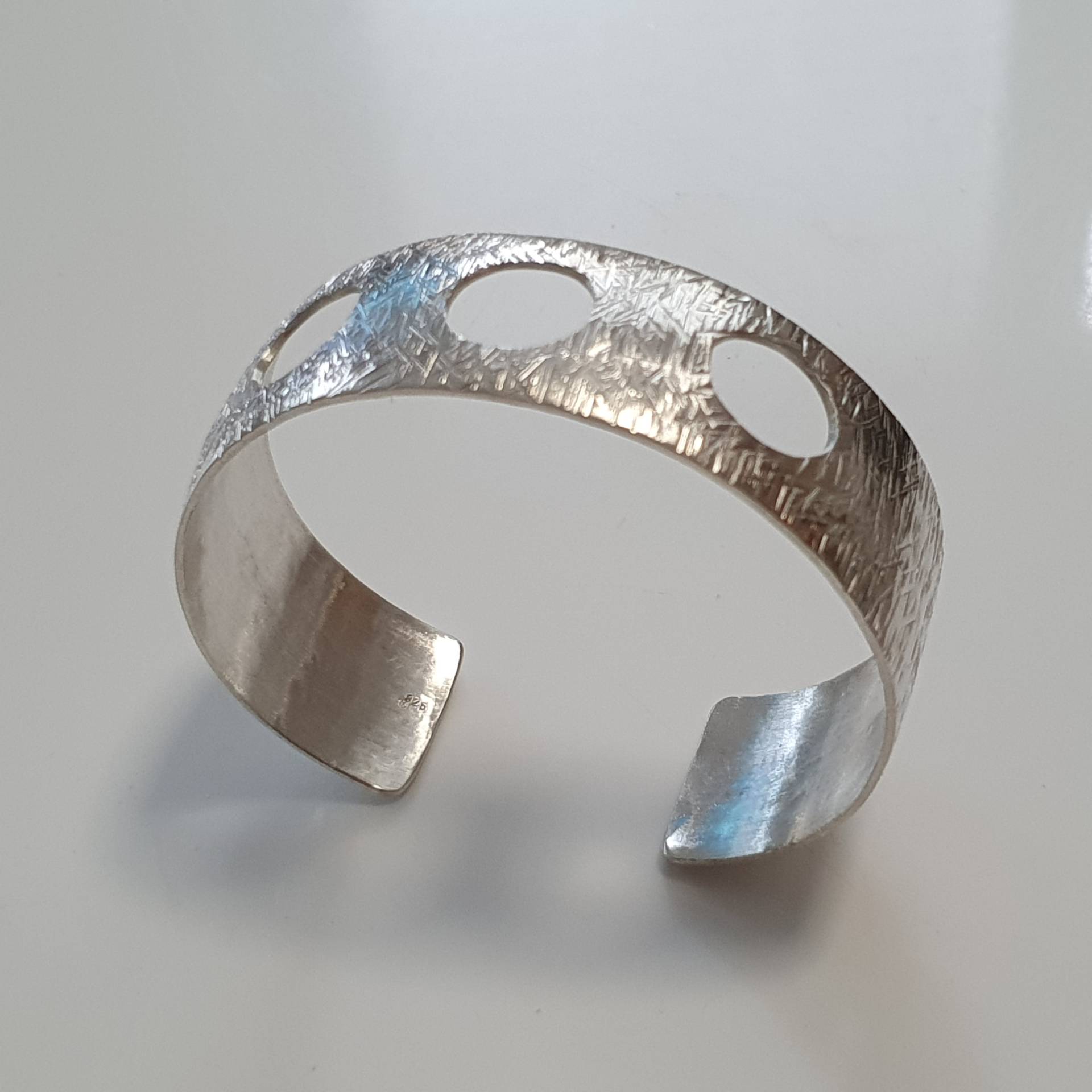 Armreifen Aus Silber Mit Struktur Und Löchern , Armreif Lochreihe Außergewöhnlicher von AHeinzeGoldschmiedin