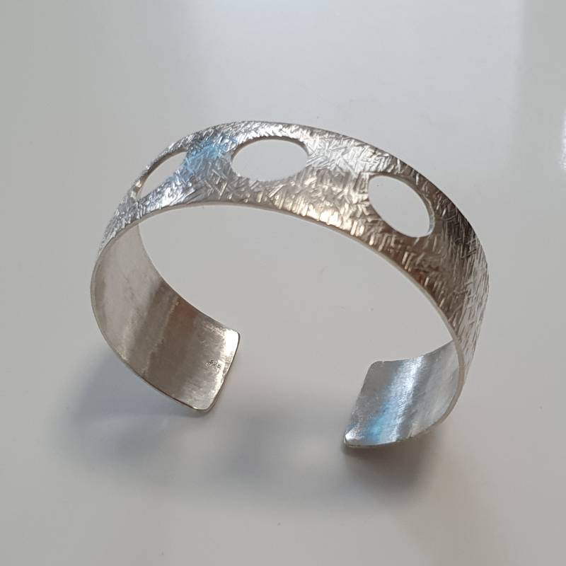 Armreifen Aus Silber Mit Struktur Und Löchern , Armreif Lochreihe Außergewöhnlicher von AHeinzeGoldschmiedin