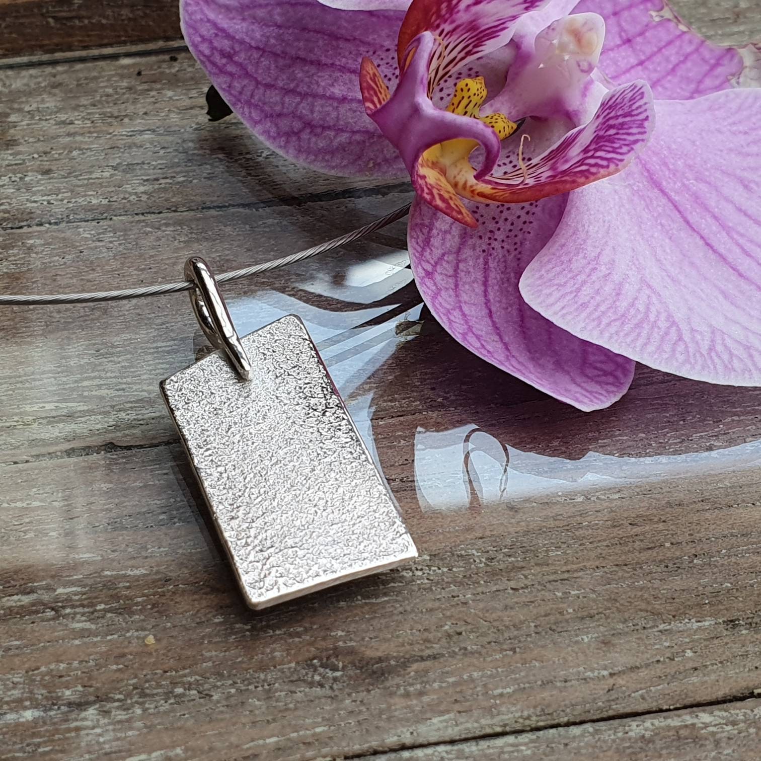 Ausgefallener Kettenanhänger Mit Toller Oberflächenstruktur, Tolle Haptik, Schlichter Aber Eleganter Anhänger von AHeinzeGoldschmiedin