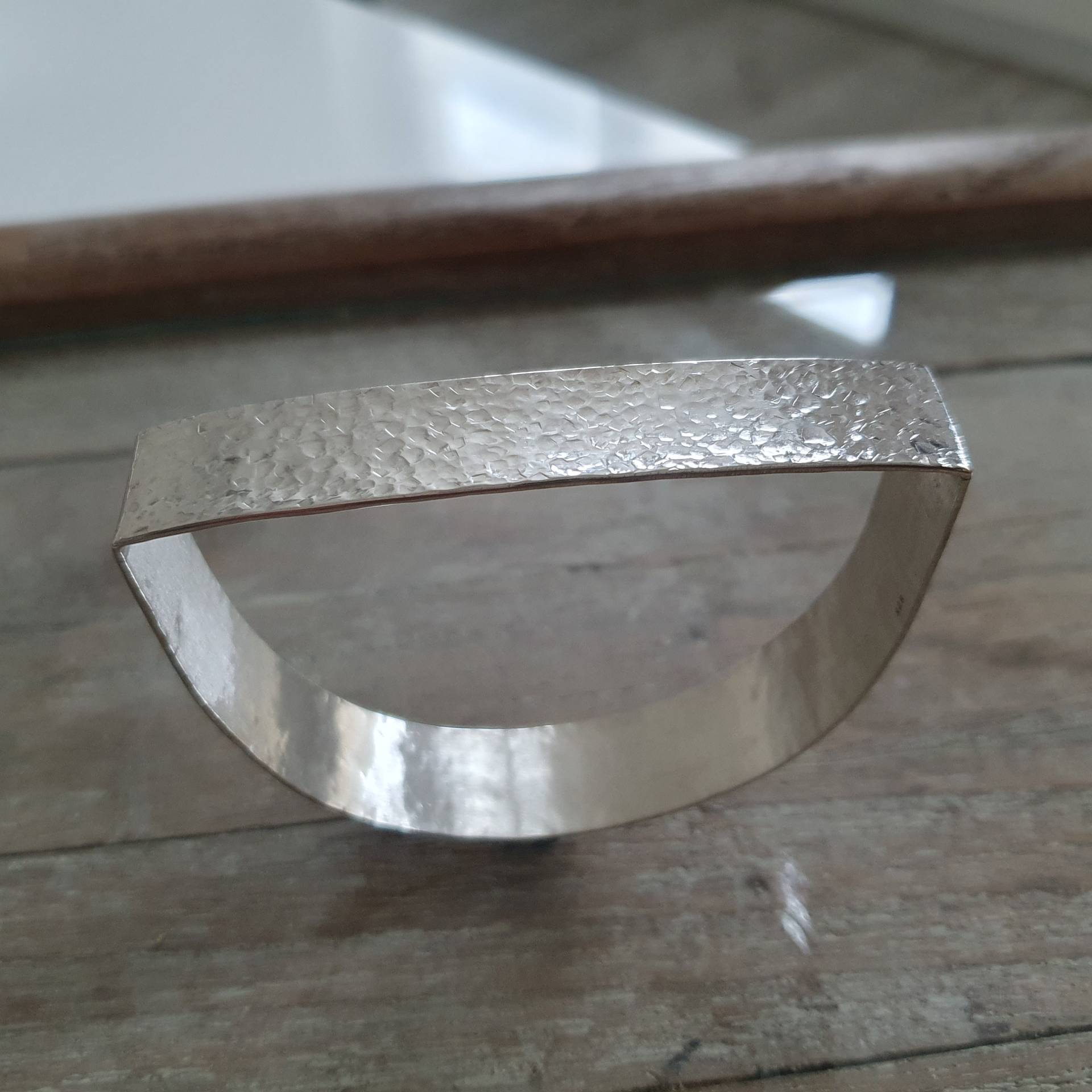 Außergewöhnlicher Armreifen in Sterling Silber, Eckig, Halbrund , Hammerschlag von AHeinzeGoldschmiedin