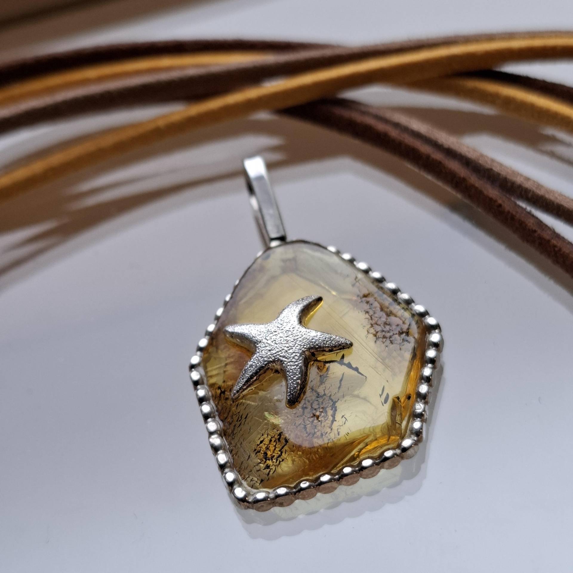 Bernstein Anhänger Mit Perldraht Gefasst Und Einem Silbernen Seestern, Bernsteinanhänger Aus Goldschmiede von AHeinzeGoldschmiedin