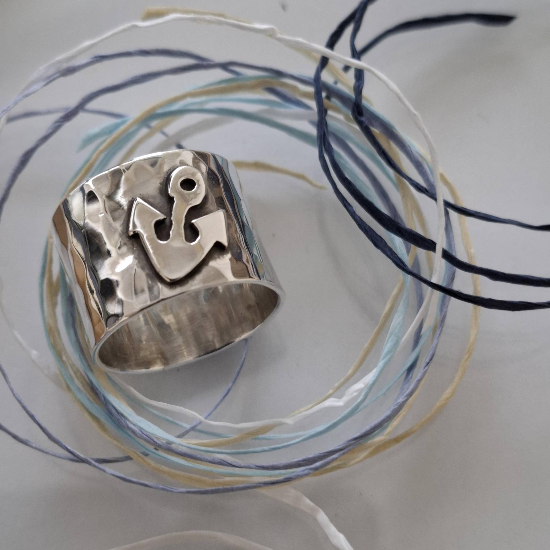 Breiter Ring Mit Anker, Hammerschlag, Silberring, Goldschmiedearbeit, Unikat, Artikel No.184 von AHeinzeGoldschmiedin