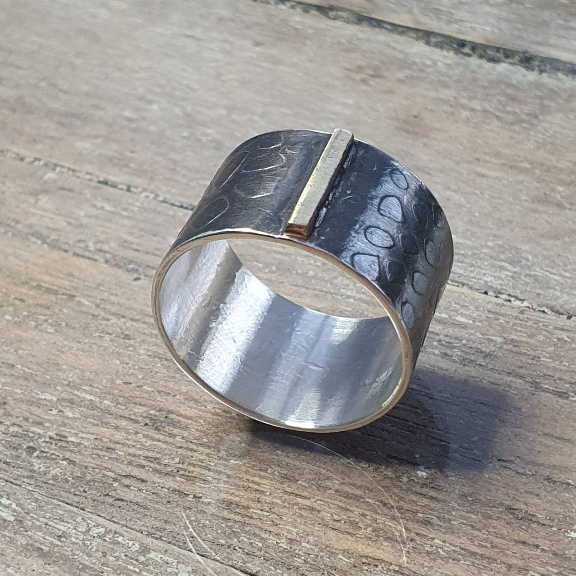 Breiter Ring Mit Schlangenoberfläche, Muster Schlange, in Schlangenhautoptik von AHeinzeGoldschmiedin