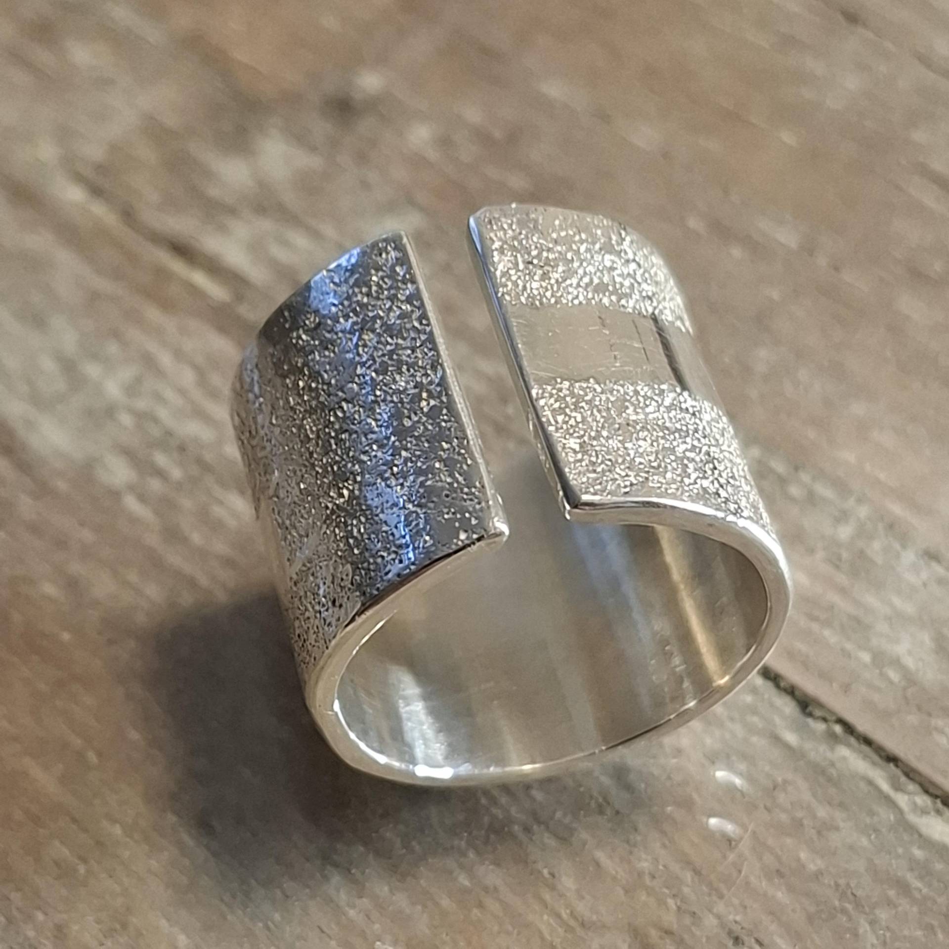 Breiter Ring Mit Unterschiedlichen Strukturen, Offener Silberring, Silberring Toller Optik, Außergewöhnlicher von AHeinzeGoldschmiedin