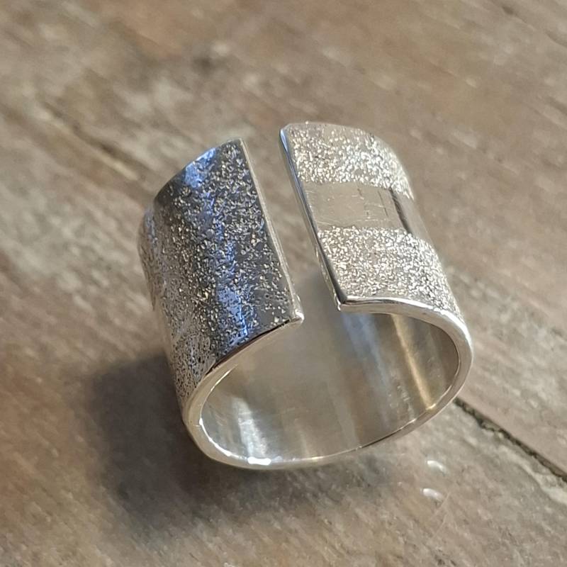 Breiter Ring Mit Unterschiedlichen Strukturen, Offener Silberring, Silberring Toller Optik, Außergewöhnlicher von AHeinzeGoldschmiedin