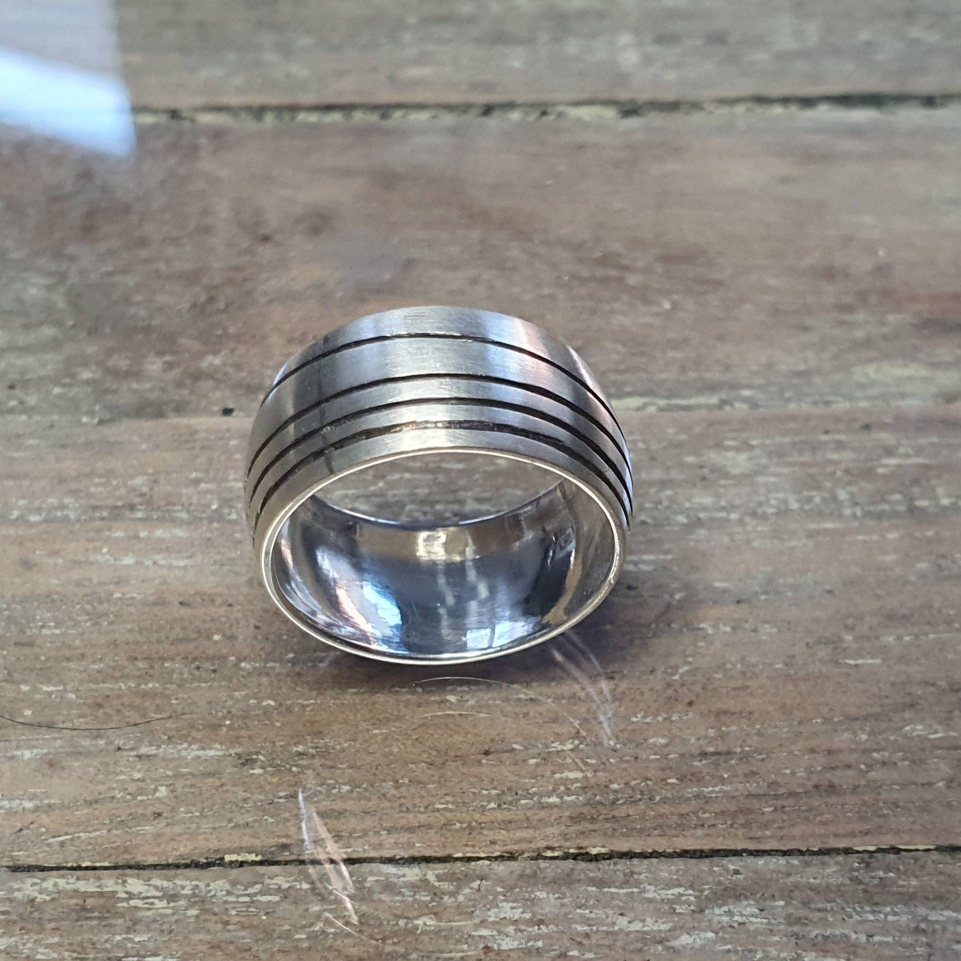 Breiter Silberring Mit Linien, Einzelstück, Rillen von AHeinzeGoldschmiedin