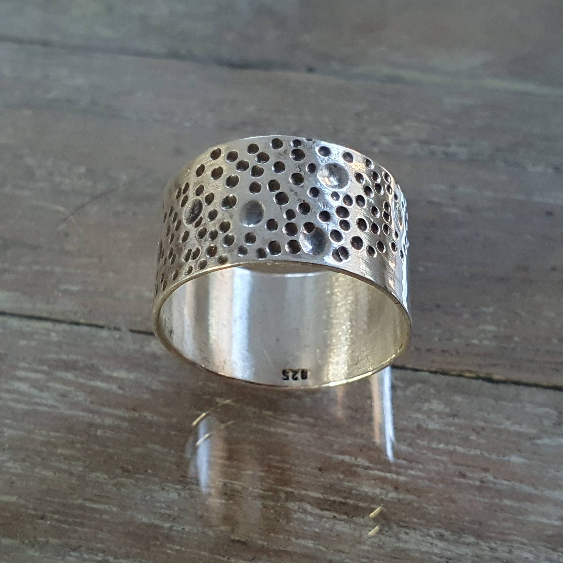 Dünner Aber Breiter Silberring in Interessanter Optik, 925/00 Silber, 5, 34G Mit Kugelpunzen Bearbeitet von AHeinzeGoldschmiedin