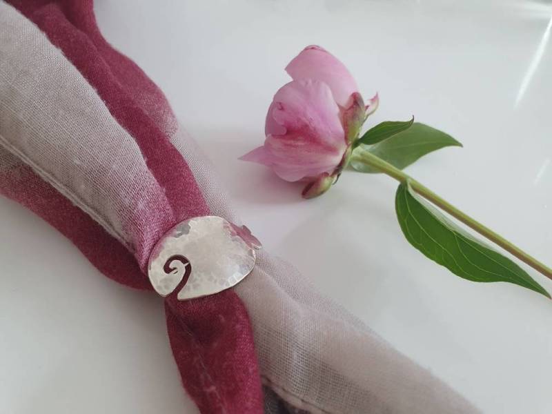 Ein Fisch Als Tuchschmuck, Schmuck Für Halstücher, Schmuckstück Am Tuch Getragen von AHeinzeGoldschmiedin